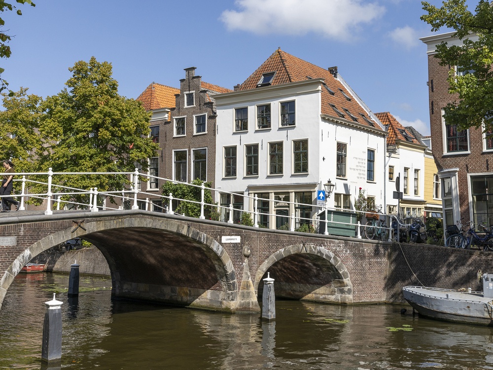 Herengracht in Leiden met grachtenpand van Boutique Hotel Breathe